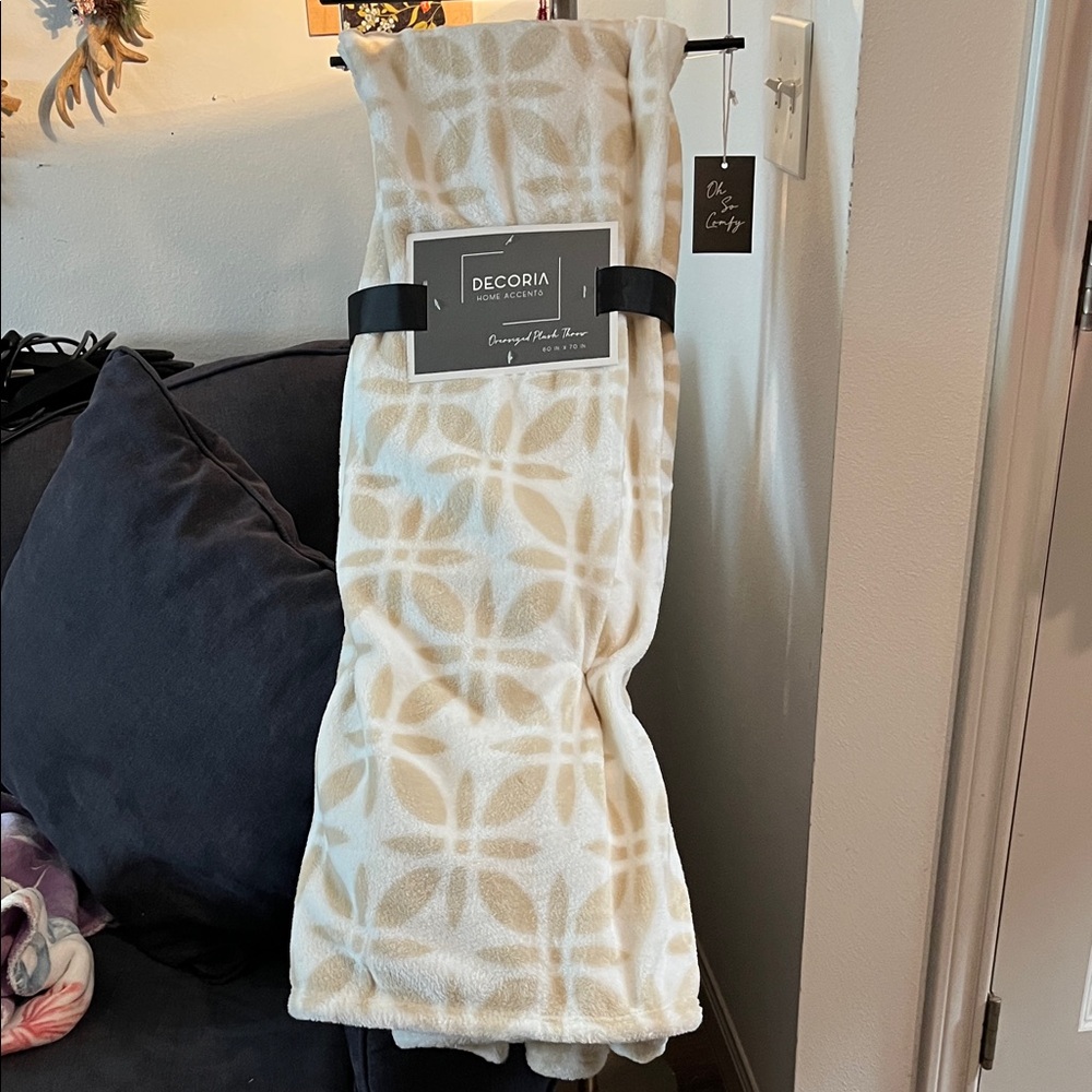 Decoria Plush Geometric Throw Blanket in Beige and Cream